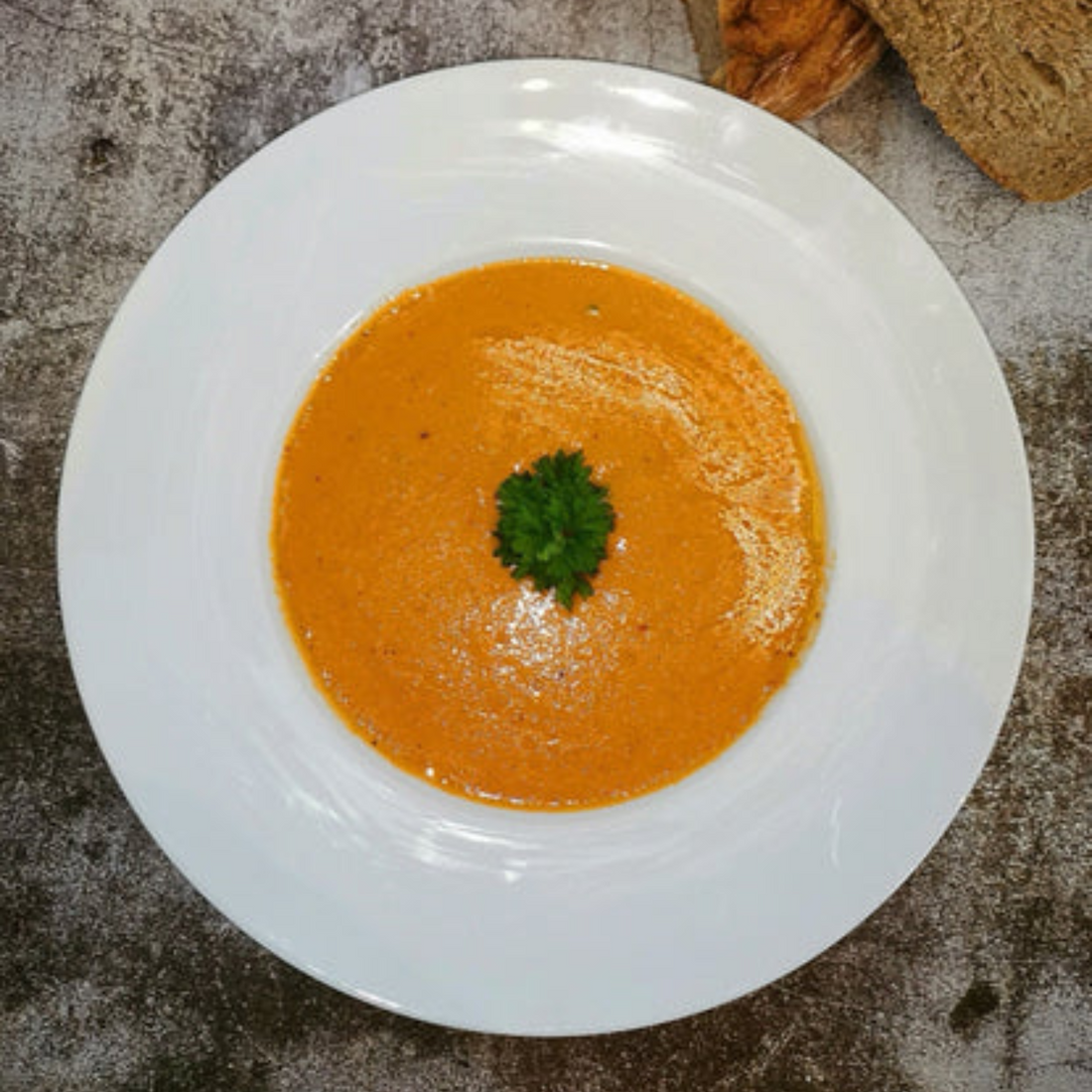 Soupe aux tomates rôtis et au basilic